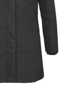 Cappotto invernale nero con taglio dritto, texture imbottita, chiusura con zip, tasche laterali e polsini a maglia alle aperture delle maniche.