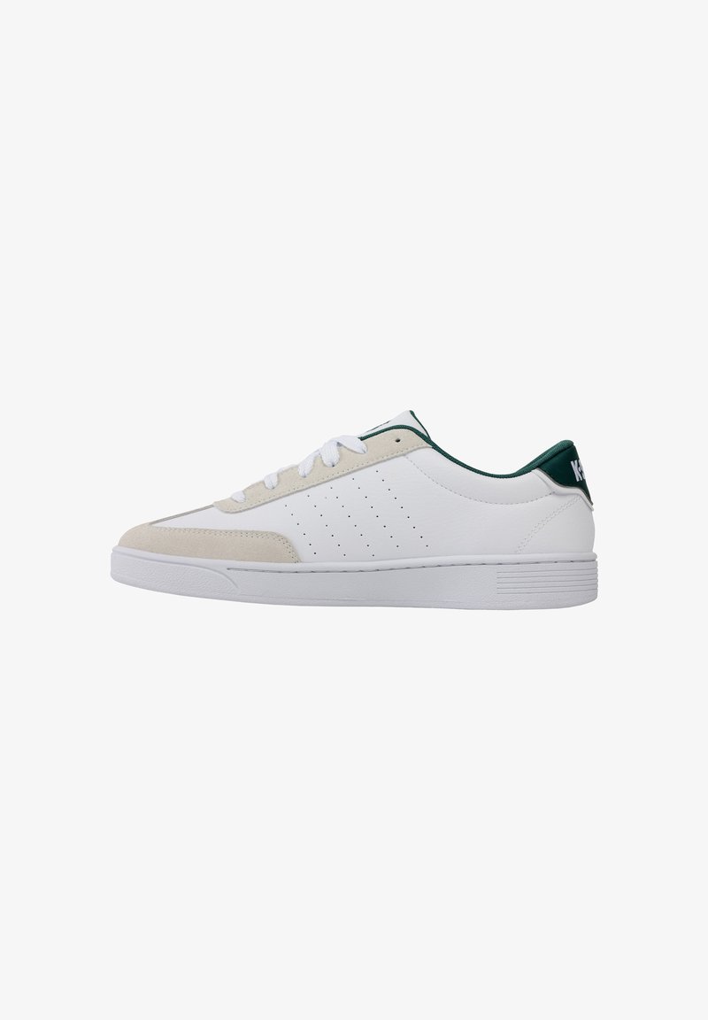 Baskets en cuir blanc avec embout en daim beige, accent vert au talon et détails perforés sur le côté. Fermeture à lacets. Semelle plate en caoutchouc.