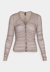 Langärmlige, enganliegende Strickjacke aus hellbeigem Netzstoff. Mit Raffungen im gesamten Design und einem V-Ausschnitt, der an der Vorderseite mit dekorativen Knöpfen versehen ist.