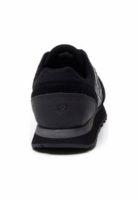 Scarpa sportiva nera con tomaia in tessuto testurizzato, dettagli in suede, suola imbottita e tallone rinforzato con un design del logo.