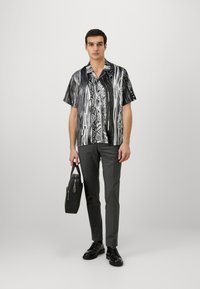 Carlo Colucci Pluus - antracite/black/white