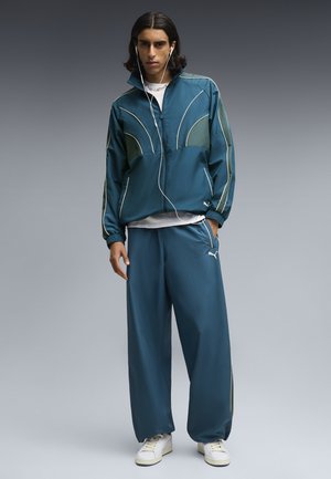 Puma, T7 OVERSIZED WOVEN TRACK PANT - Træningsbukser - midnight petrol