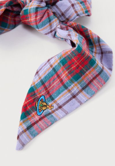 Καρό ύφασμα με κόμπο σε αποχρώσεις κόκκινου, πράσινου και μωβ, με μικρό κεντητό χρυσό στέμμα περιβαλλόμενο από μπλε δαχτυλίδι.