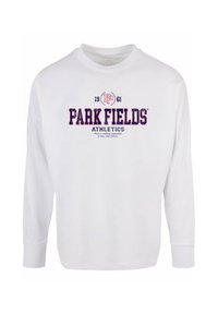 Hosszú ujjú fehér pamutt póló, amelyen a "PARK FIELDS ATHLETICS" felirat van katonai kék és bordó színben, kerek nyakkivágással és bordás mandzsettákkal.