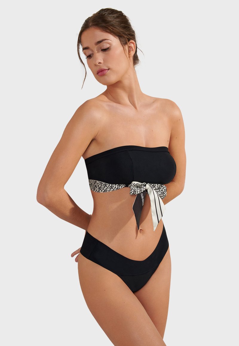 Čierny bikini s topom bez ramienok, ktorý má vzorovaný pás a mašľový detail. Vysokokráčový spodok v jednotnej čiernej farbe, hladká textúra.