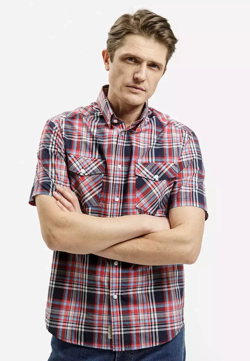 Koszula z krótkim rękawem w kratę w kolorze czerwonym, granatowym i białym, z kołnierzykiem na guziki, wyposażona w dwie kieszenie na piersi i o regularnym kroju.