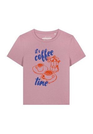 Roze T-shirt met korte mouwen met blauwe tekst "it's coffee time" en oranje illustraties van twee koffiekopjes op schotels en een koffiepot.