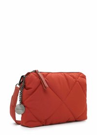Bolso de tela acolchada roja con cremallera, detalle de cadena y un acento de piel. Presenta una forma redondeada y una base plana para mayor estabilidad.