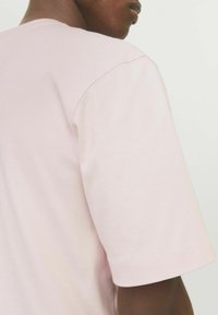 Jack & Jones JJEURBAN EDGE TEE NOOS - Basic T-shirt - fairy tale