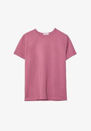 Majica kratkih rukava s okruglim izrezom u ravnoj boji prašnjato ružičaste, ravno položena na bijeloj pozadini, s rebrastim ovratnikom i šivenim rubom.