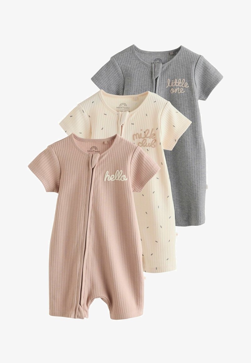 Trois grenouillères pour bébé à manches courtes côtelées en beige, crème avec petits motifs, et gris, chacune avec une fermeture éclair frontale et une broderie de texte.