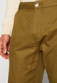 Esprit STRAIGHT PLEAT - Hlače - olive