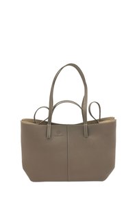 Läderbärs i taupe-färg med dubbla handtag, slät textur och kontrasterande sömmar. Har en logotyp på framsidan.