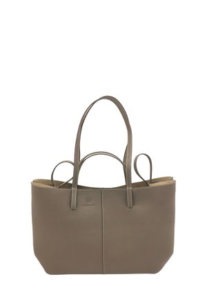 Leren draagtas in taupe kleur met dubbele handvatten, een gladde textuur en contrasterende stiksels. Bevat een logo op het voorpaneel.
