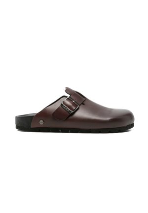 Zoccolo in pelle marrone con cinturino regolabile nero con fibbia e suola nera, mostrato in profilo laterale su sfondo bianco.