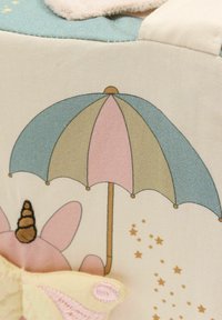 Opbergdoos met een ontwerp van een pastelkleurige paraplu. Gemaakt van stof, bevat een illustratie van een eenhoorn en een stoffen vlinderaccent.