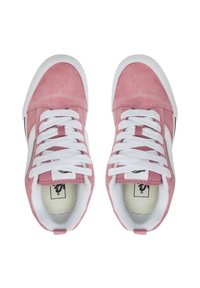 Sneaker in suede rosa con lacci bianchi e suola in gomma, dotate di una striscia argentata laterale e collo imbottito per il massimo comfort.