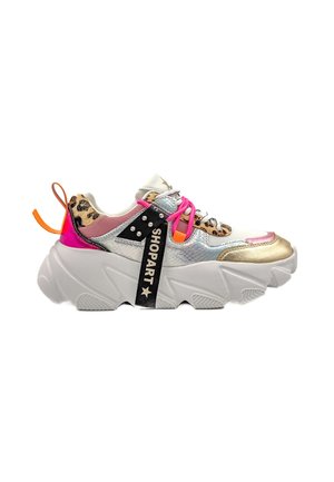 Sneakers voluminose con suola bianca, dettagli metallici dorati e rosa, motivo leopardato e una fascia nera con la scritta "SHOPART." Materiali testurizzati.