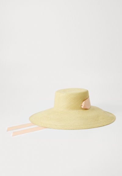 Breiter, gelber Strohhut mit einem glatten, einfarbigen rosa Bandakzent und zwei herabhängenden Bändern auf der Rückseite.