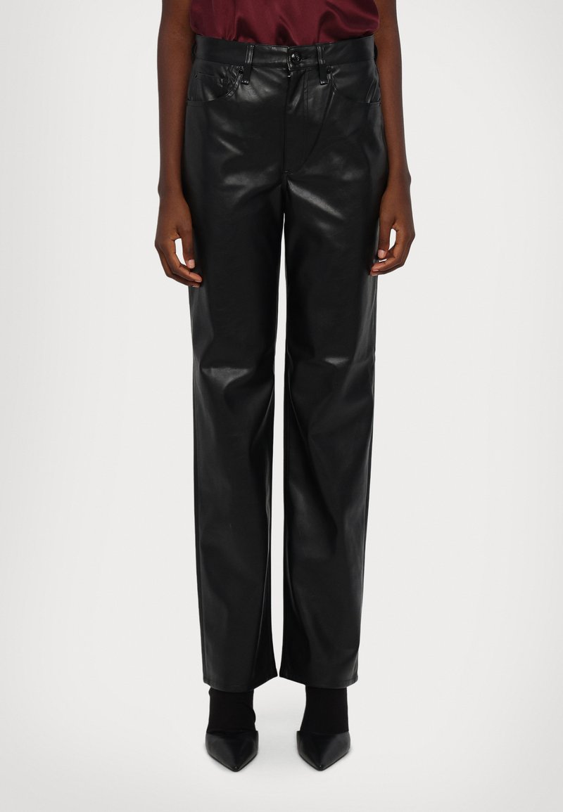Zwarte faux leren wijde broek met knoopsluiting, zijzakken en een gladde textuur. Ontworpen voor een comfortabele pasvorm.