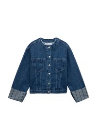 Jeansjacka med blå tvätt, med två framfickor, knäppning med knappar och randiga tygdetaljer på ärmarna.