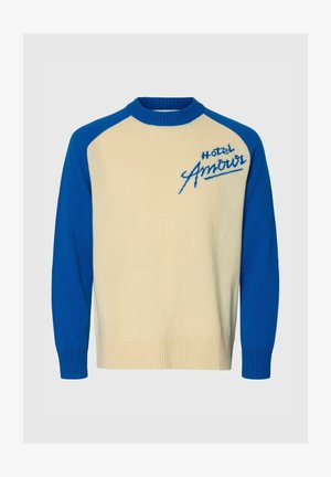 Suéter color crema con mangas y cuello azules, con texto bordado "Hotel Amour" en la parte superior izquierda del pecho.