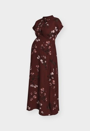 Lang burgunderfarget blomstrete graviditetskjole med korte ermer, høy krage og detalj med innsvingt midje, vist på hvit bakgrunn.