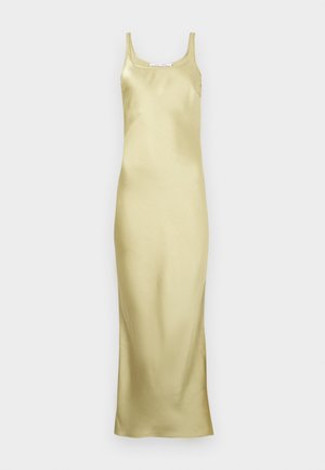 Robe nuisette en satin jaune clair avec une silhouette ajustée, fines bretelles et une texture lisse, dotée d'un ourlet longueur sol.