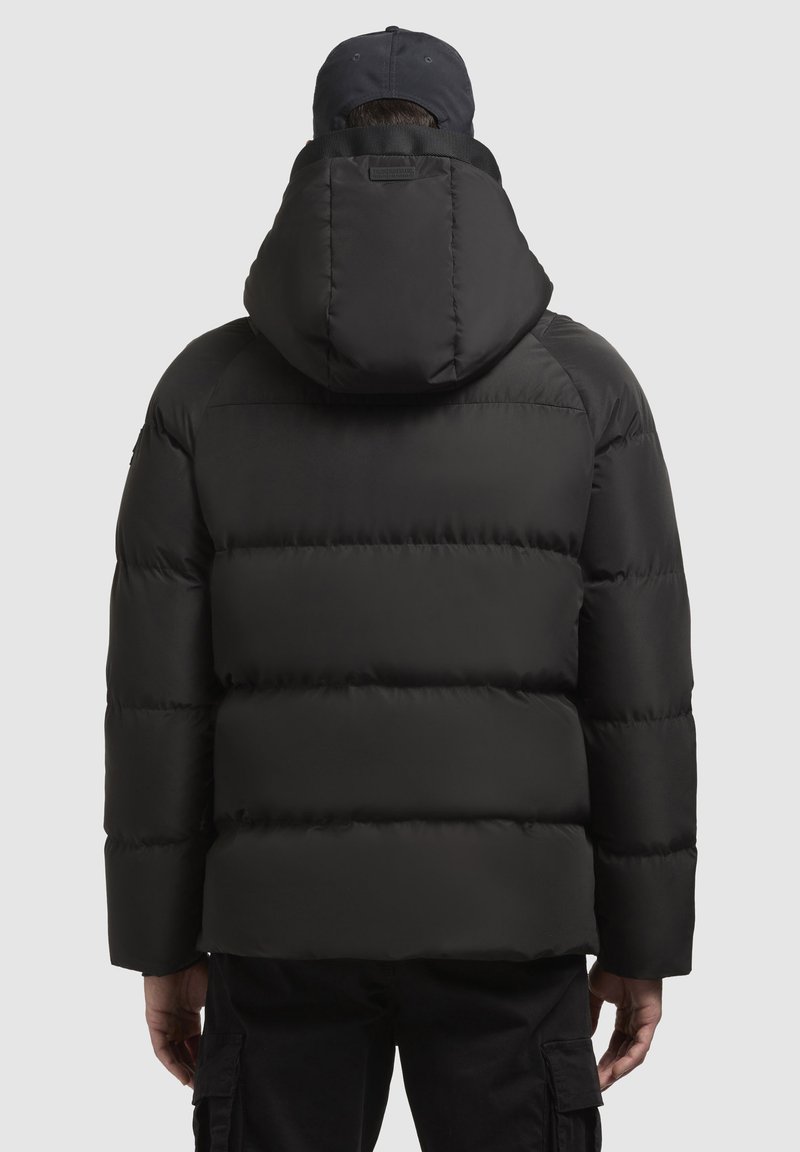 Schwarze Puffy-Jacke mit Kapuze, ausgestattet mit einem Steppdesign, glatter Textur und elastischen Bündchen. Die Rückansicht zeigt senkrechte Nähte und ein Logo-Label.