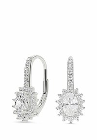 Silvriga örhängen med ovala klara stenar omgivna av små runda stenar, med en strukturerad hoop-design.