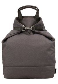 Mochila de tela gris con un diseño estructurado, que presenta un asa superior, acentos de cuero y un cierre de cremallera. Textura suave y detalles mínimos.