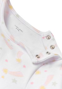 Bodysuit de bebé de algodón blanco con patrones de arcoíris pastel y estrellas. Los broches a presión en el hombro añaden funcionalidad.