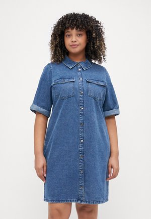 Vero Moda Curve Vestito di jeans - medium blue denim