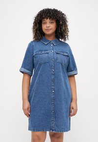 Vero Moda Curve VMCJENNIE - Dongerikjole - medium blue denim