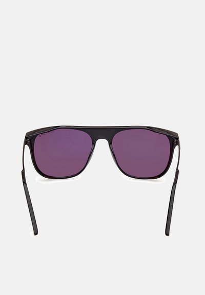 Ochelari de soare cu un cadru elegant, de culoare neagră, în formă rectangulară și cu lentile violet. Accentele din metal îmbunătățesc designul minimalist. Stil modern, ușor.
