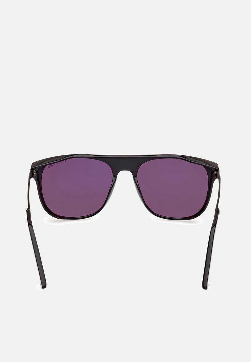 Occhiali da sole con una montatura nera elegante, forma rettangolare e lenti viola. Accenti in metallo che valorizzano il design minimalista. Leggeri, moderno stile.