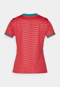 Rood sportief shirt met gebogen uitsnijdingspatronen, korte mouwen en een groene kraag en mouwaccenten. Lichtgewicht, ademende stof.