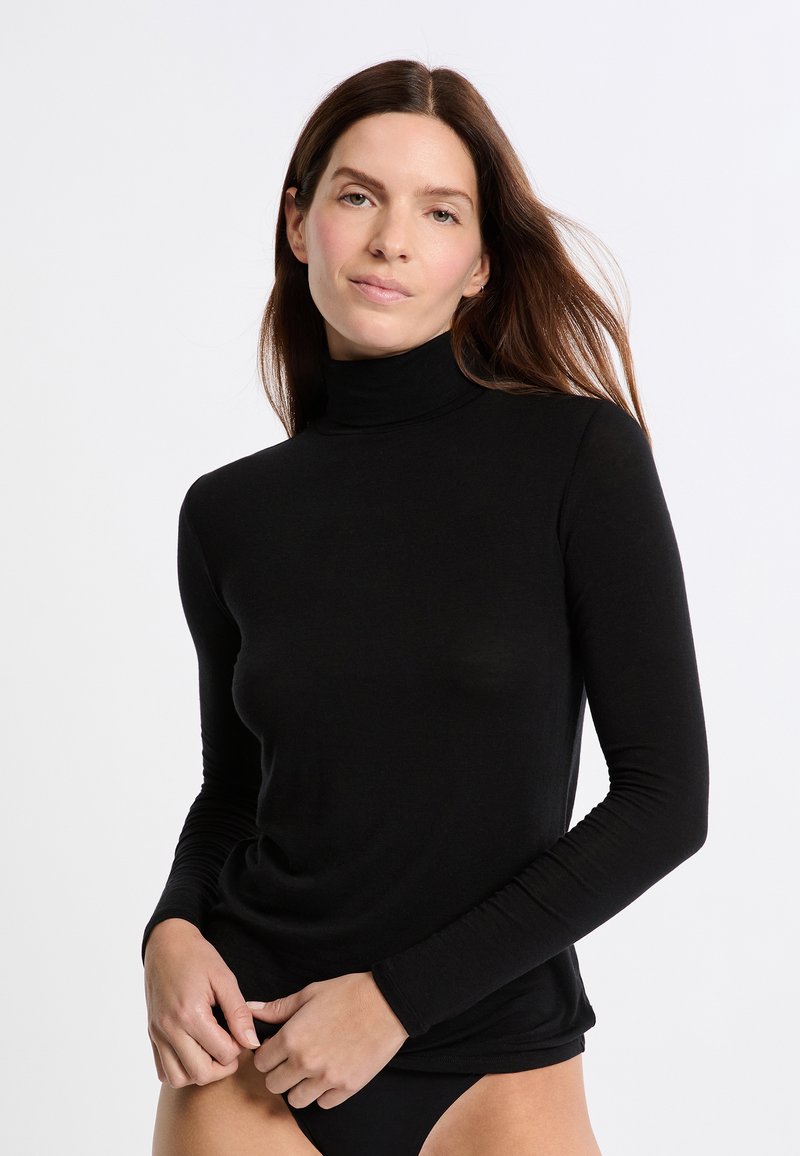 Czarny, długi rękaw, koszulka z golfem wykonana z miękkiego materiału. Slim fit, gładka tekstura i minimalistyczny design bez widocznych wzorów czy akcentów.