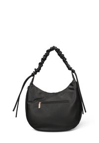 Sac hobo en cuir noir avec une surface texturée, une anse froncée et une poche zippée à l'avant. Présente de longs glands en cuir suspendus.