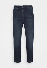 Mörkblå raka jeans med frontfickor, bälteshällor och knappstängning mot en vit bakgrund.