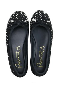 Bailarinas de ante negro con adornos de tachuelas plateadas y un lazo en la puntera. Forro suave y forma redondeada para mayor comodidad.