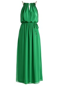 Grön maxiklänning i silkesliknande tyg med figurnära midja och svängande kjol. Har en rynkad halslinning och kedjedetaljer på axelbanden.
