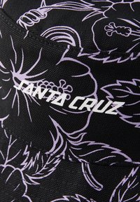 Juodas kepurė su violetiniu gėlių raštu ir baltu "SANTA CRUZ" logotipu. Pagaminta iš tekstūruoto audinio, turinti struktūrizuotą formą ir lygų siuvinėjimą.