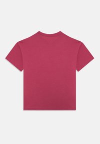 T-shirt à manches courtes de couleur rose profond, fabriqué en coton. Il comporte un col rond standard et une texture lisse et uniforme avec des coutures minimales.