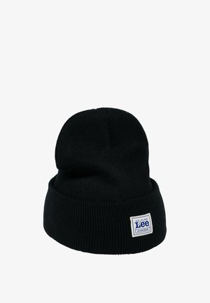 Czarna dziana czapka beanie o grubej, prążkowanej teksturze. Posiada biały metka z niebieskim napisem "Lee Workwear" w pobliżu zgiętego brzegu.