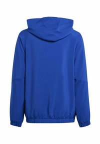 Giacca a cappuccio blu realizzata in un tessuto leggero e liscio. Presenta un orlo e polsini elastici, con una vestibilità ampia e senza chiusure visibili.