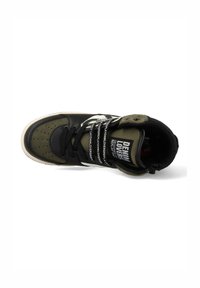 Hoge sneaker in zwart en olijfgroen leer met geperforeerde neus, dikke zwarte veters en witte bedrukte branding op de banden.