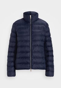 Marinblå pufferjacka med hög krage, dragkedja och sydda paneler för isolering. Lättviktsmaterial med en mjuk textur.