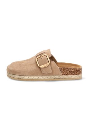 Zueco beige de ante con hebilla grande dorada, entresuela de corcho, borde de la suela envuelto en yute y suela exterior de goma marrón texturizada.