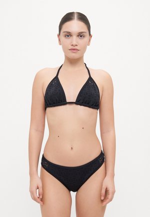 Set di bikini neri con top a collo halter e motivo a tagli, abbinato a una parte inferiore con dettagli laterali. Realizzato in un tessuto morbido.